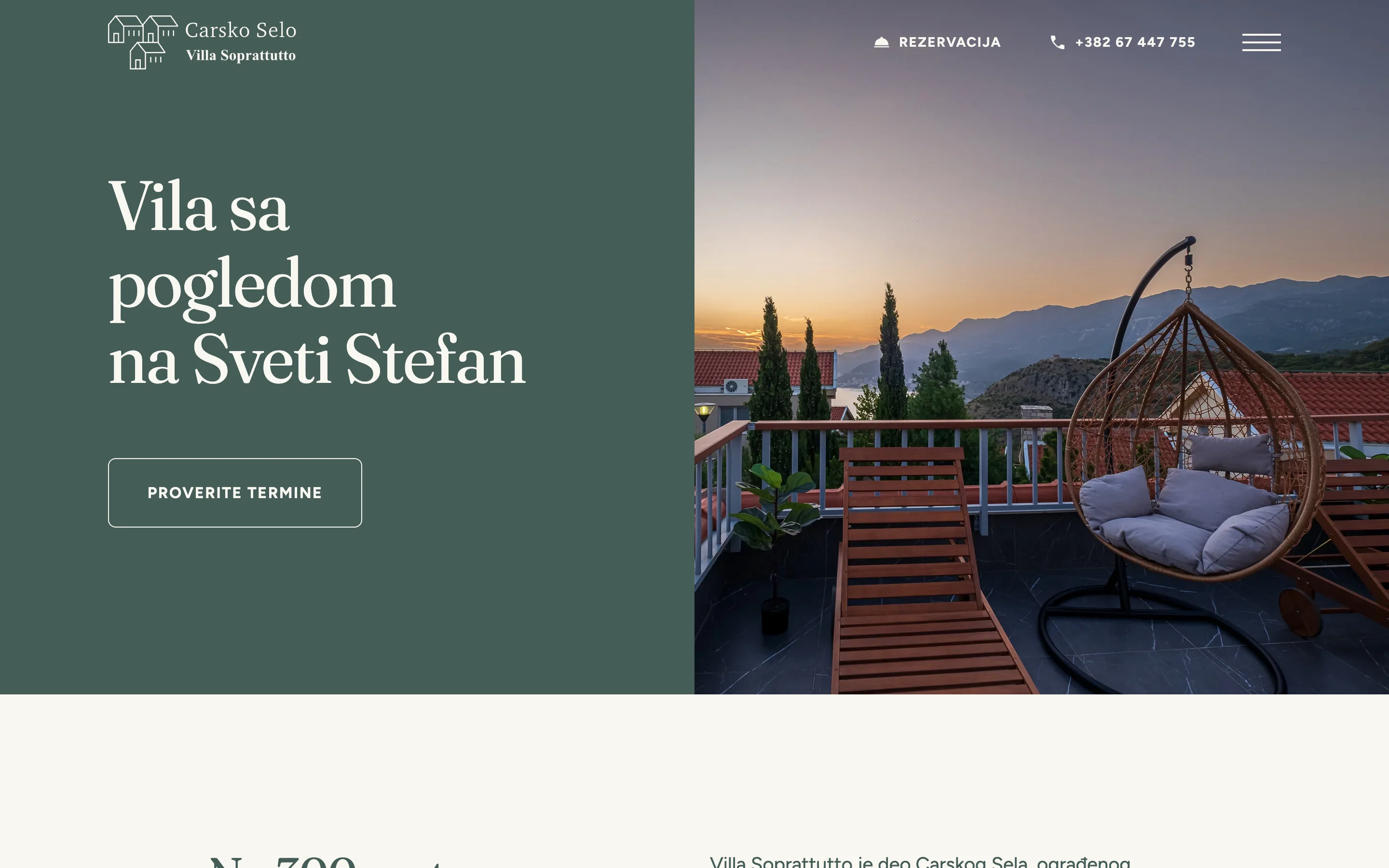 Početna strana sajta Villa Soprattutto: naslov „Vila sa pogledom na Sveti Stefan“ na zelenoj pozadini i terasa sa ležaljkama u zalasku sunca