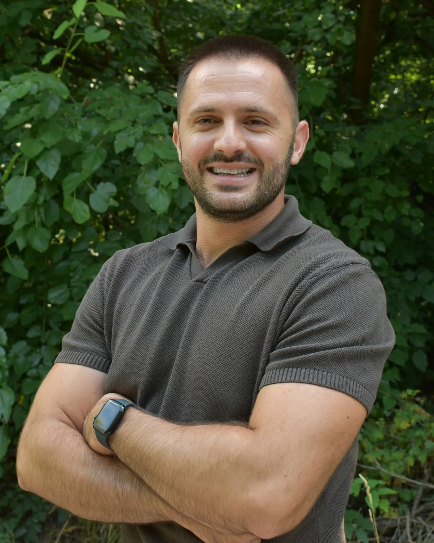 Aleksandar Krstić, nasmejan, sa prekrštenim rukama